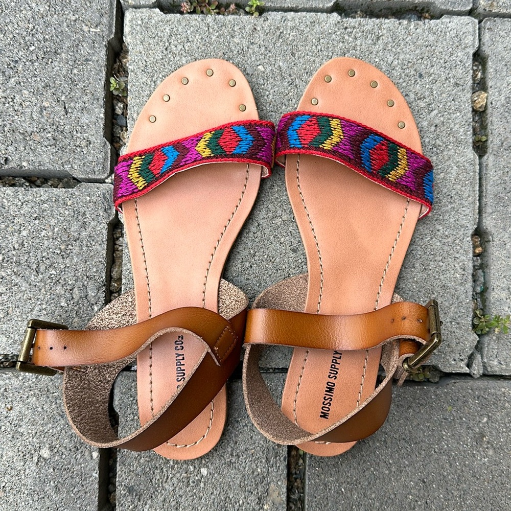 Patterned adjustable sandals